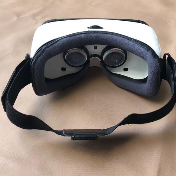Gear VR by Oculus for Samsung - Picture 2 of 5